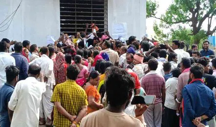 నిద్రహారాలు మాని జొన్న టోకెన్ల కోసం కుభీర్ రైతుల నిరీక్షణ.. క్యూలైన్‌లో తోపులాట