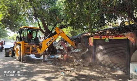కేపీహెచ్‌బీ కాలనీలో ఫుట్‌పాత్ ఆక్రమణల తొలగింపు
