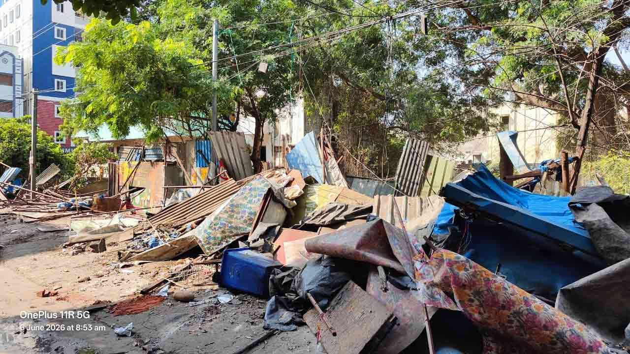 కేపీహెచ్‌బీ కాలనీలో ఫుట్‌పాత్ ఆక్రమణల తొలగింపు - Additional Image