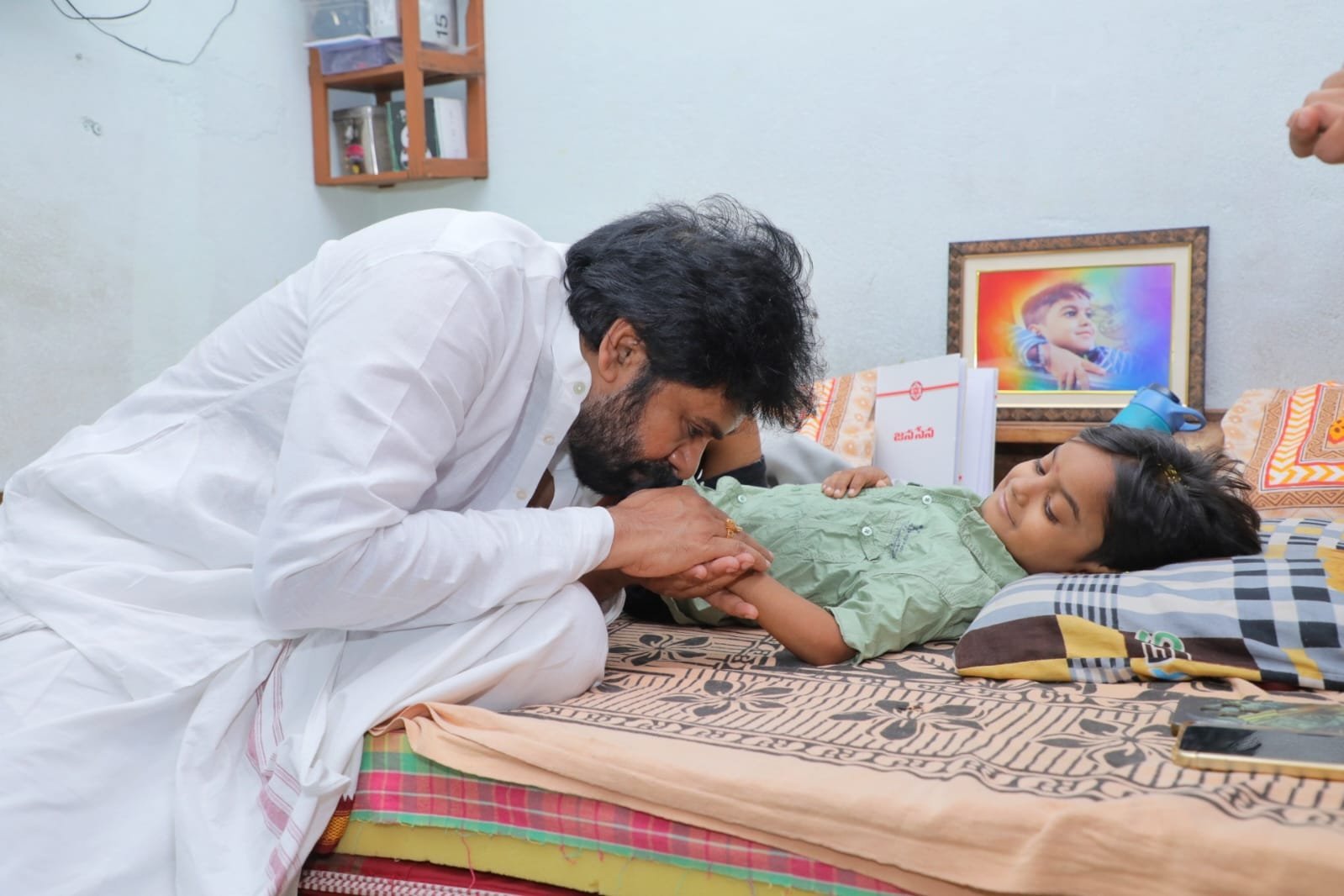 అభిమాన బాలుడి కోరిక తీర్చిన పవన్ కళ్యాణ్ - Additional Image