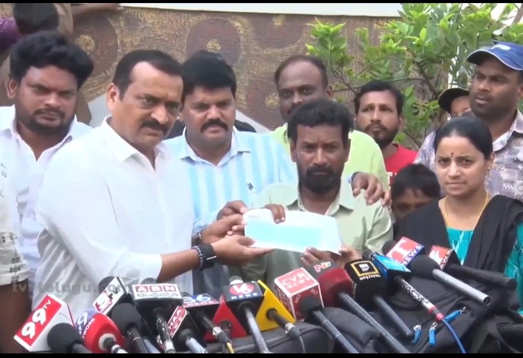 నిరంజన్‌కు బండ్ల గణేష్ భారీ ఆర్థిక సాయం: పవన్ కళ్యాణ్ స్ఫూర్తితో రూ. 5 లక్షల చెక్ అందజేత!