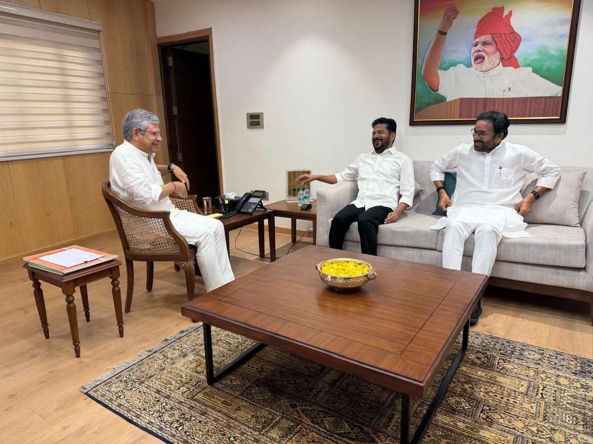 రైల్వేమంత్రి అశ్విని వైష్ణవ్‌తో సీఎం రేవంత్‌రెడ్డి భేటీ: వికారాబాద్ మెట్రో ఫేజ్-2పై చర్చలు