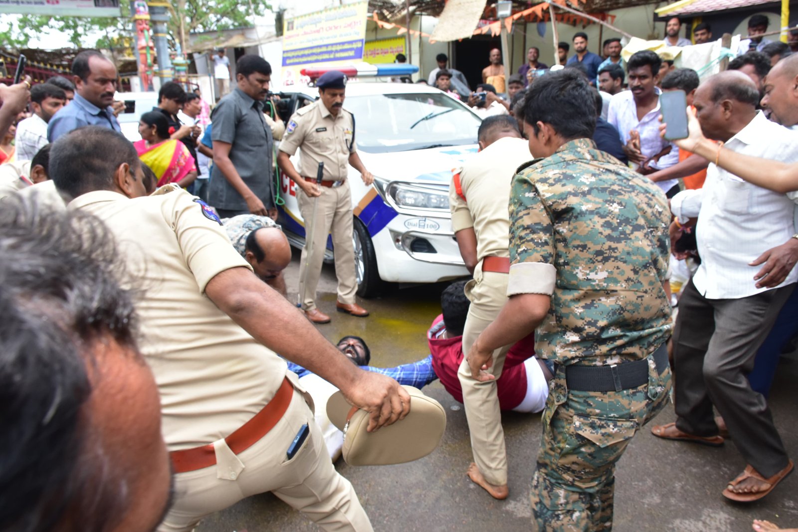 తడిబట్టల డ్రామాలతో ఆలయ పవిత్రతను దెబ్బతీశారు.. భద్రకాళి క్షేత్రాన్ని పసుపు నీళ్లతో శుద్ధి చేసిన బీజేపీ శ్రేణులు - Additional Image