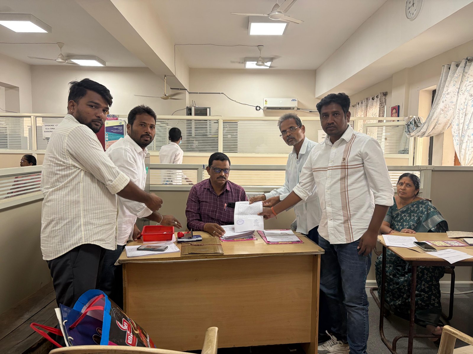 ​డాక్టర్‌ నిర్వాకం: ప్రాణాలమీదకు తెచ్చిన ఆపరేషన్లు.. బాధితుడికి రూ.19 లక్షల నష్టం! - Additional Image