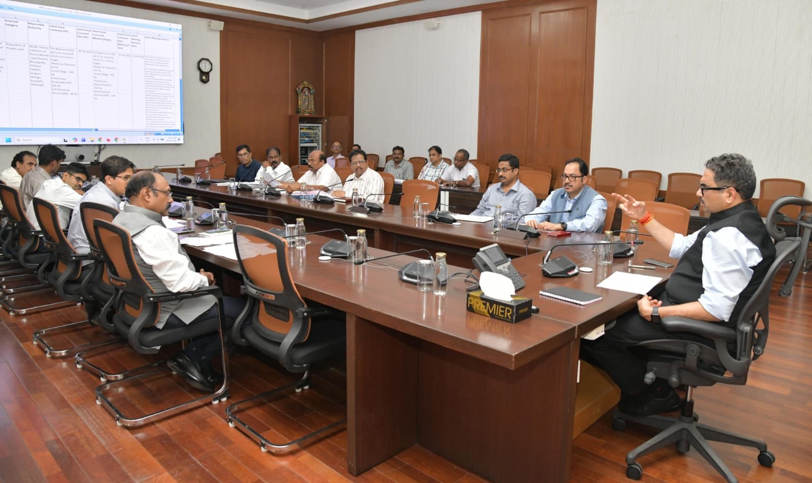 ప్రగతి ప్రాజెక్టుల అమలు వేగవంతం చేయండి: సీఎస్‌