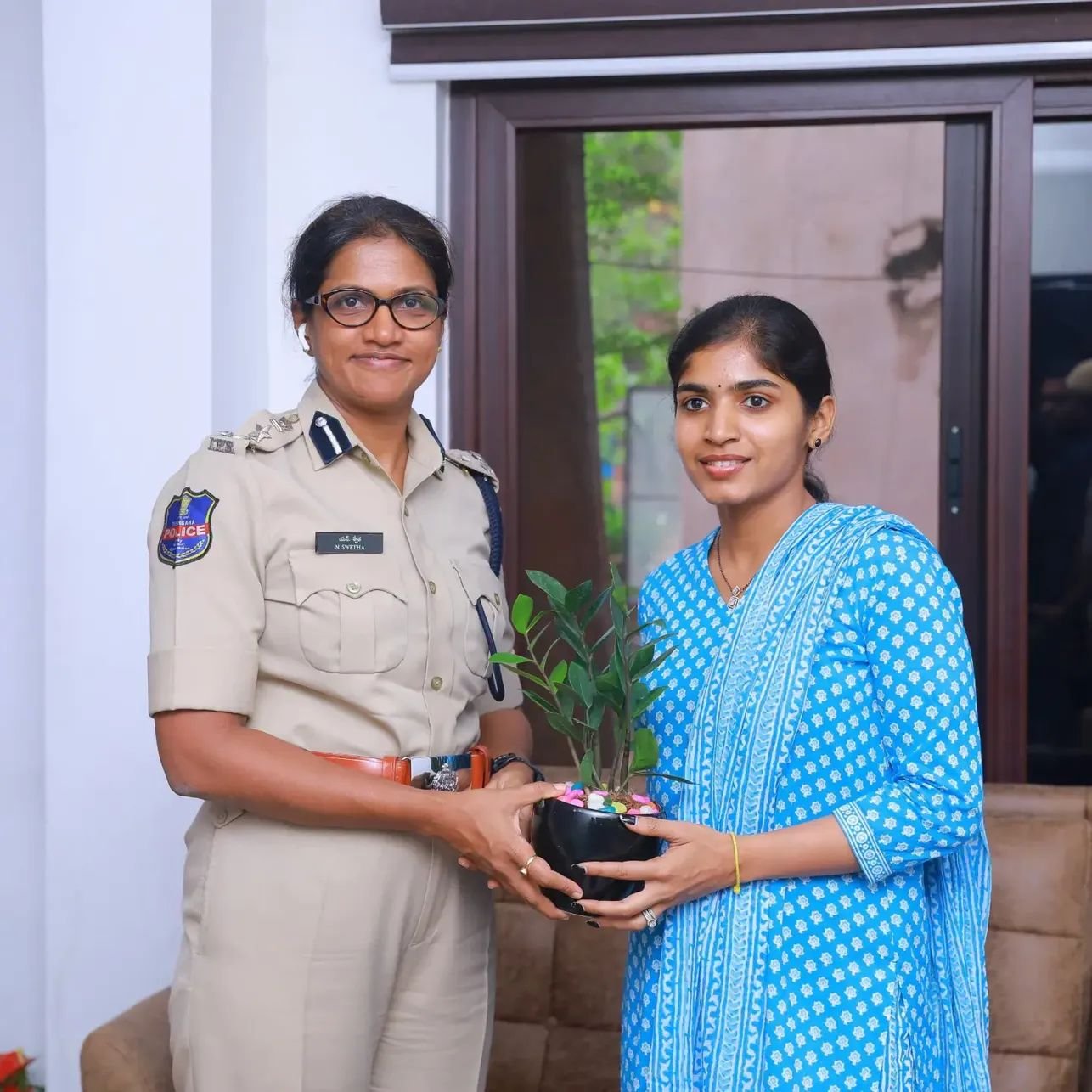 వరంగల్ నూతన సీపీని కలిసిన ఎమ్మెల్యే యశస్విని రెడ్డి