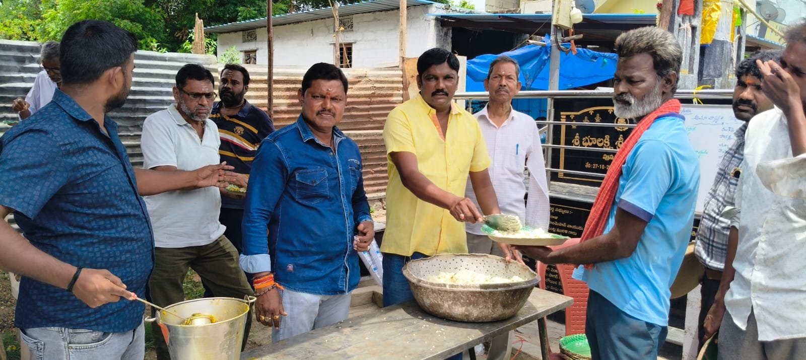 ఫోర్ట్ రోడ్ బొడ్రాయి సన్నిధానంలో ఘనంగా మహా అన్నదానం