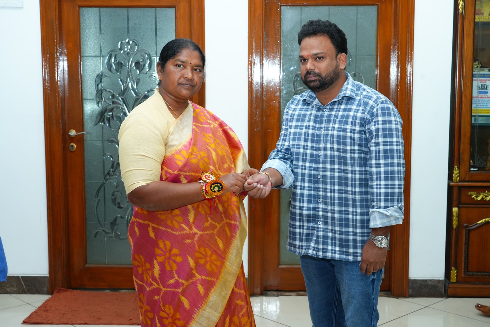 సీతక్కకు ‘అక్షర’ రాఖీ కానుక