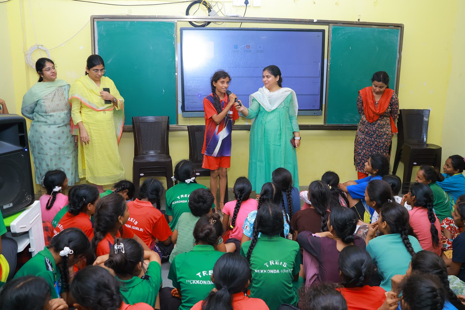 నెక్కొండ రెసిడెన్షియల్‌లో కలెక్టర్‌ ఆకస్మిక తనిఖీ