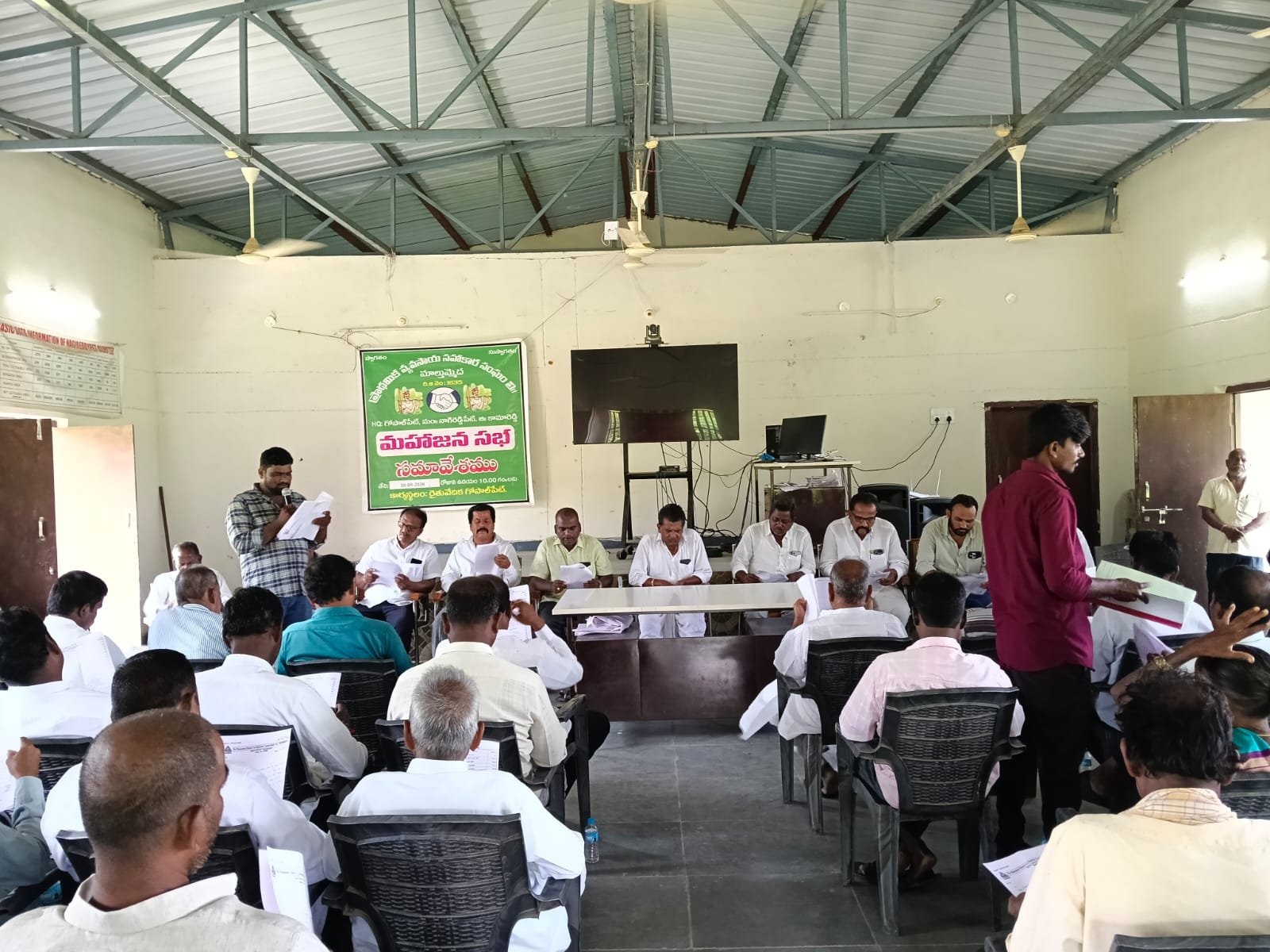 యూరియా రవాణా భారం ప్రభుత్వమే భరించాలి